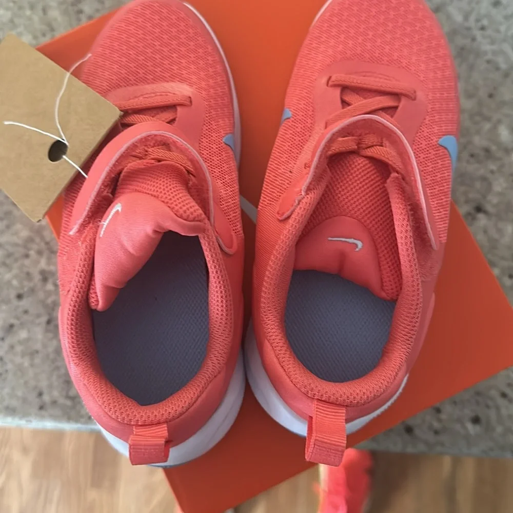Kids New in box Nike revolution 7 in size 11 c - coral color - Picture 4 of 4